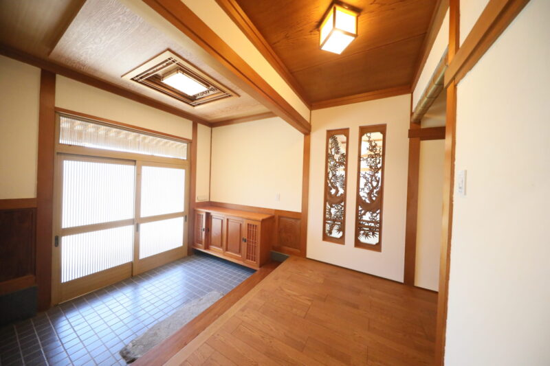 木の素材感を取り入れた内装